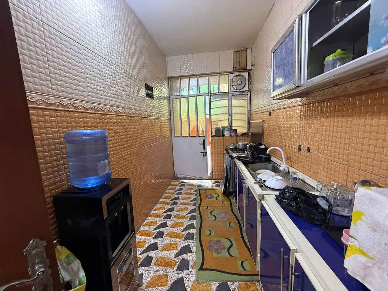 الدار للبيع 🏠 السعر 260 مليون وبي مجال 💵
العنوان الشعب شارع الأسواق المركزية مقابيل كلية الامام الكاظم عليه السلام🌹
المساحة 108 م🏠 مدخلين👌
البيت ثلاث طوابق👌
يحتوي الطابق الارضي على كراج سيارة وخدمات خارجية واستقبال ومطبخ معزولات وهول ومنور وخدمات وغرفة نوم 
ويحتوي الطابق الثاني على ثلاث غرف نوم وخدمات ومكان غسالة وبيتونة وسطحين
للاستفسار اكثر يرجى الاتصال على الرقم التالي (متواجد هذا الرقم على الواتس اب والفايبر والماسنجر *********** )
او الاتصال على الرقم الاخر 
***********
او زيارة مكتب تبارك للعقار والمقاولات الكائن في شارع الاسواق المركزية قرب مطعم ميامي
