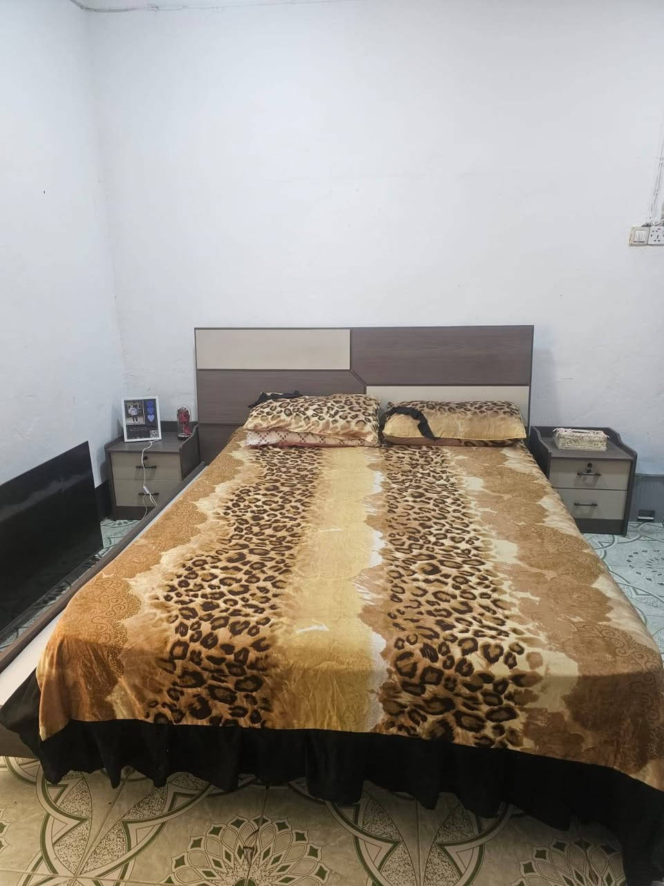 السلام عليكم. 
غرفه نوم مستخدمه 5 قطع لون مميز طابقين ٦ ابواب (هيدروليك) مفتوحه مره وحده  سعر ٤٠٠ كربلاء العسكري *********** كربلاء, العراق
