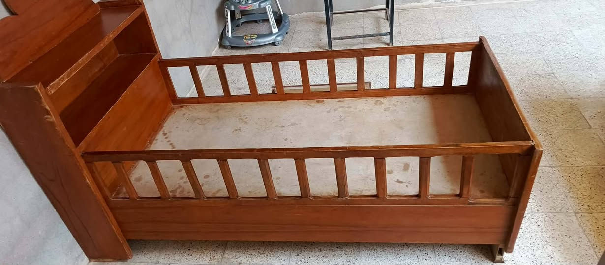 السلام عليكم تخت مال اطفال للبيع السعر75 جانب الايسر الرقم ***********
