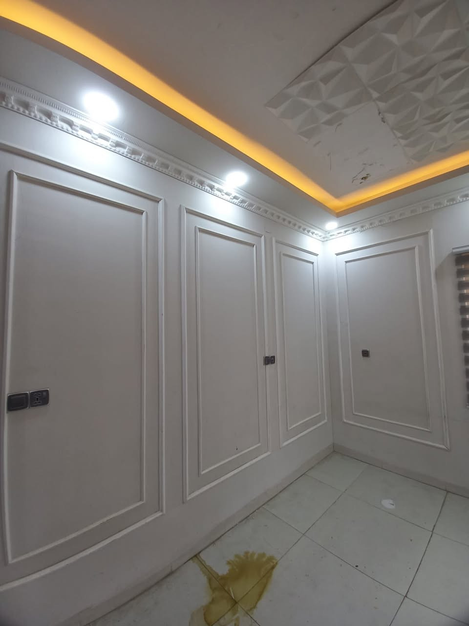 بسم الله الرحمن الرحيم 

 بيت للايجار طابقين مجمع الفلوجه سيتي السكني قرب جامعة السراج
يحتوي على 6غرف نوم 
صاله عدد 2 
مطبخ حار وبارد 
استقبال وهول 
كراج حديقه 
سعر الايجار 650 الف وبي مجال بيت نظيف جداً وجاهز من كل شي مثل ما موجود بالصور 

للاستفسار :

***********

***********
