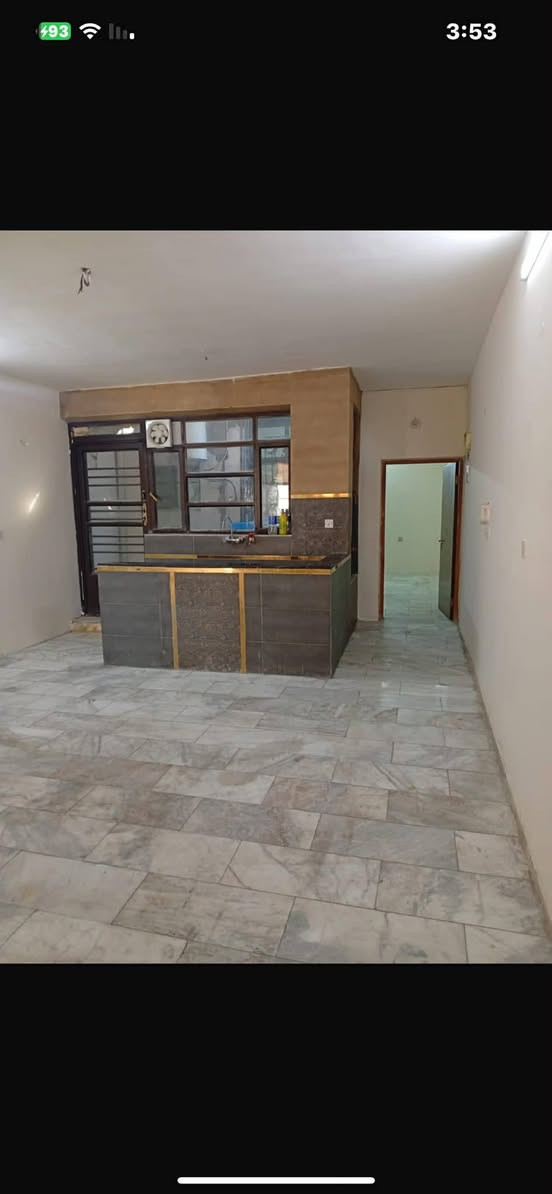 🛑 للأيجار في حي الجامعه
شقه طابق اول معزوله تماما 
المكان قرب الخط السريع من جهة أسواق العاني
 يتكون من📌 غرفة كبيرة📌 وصالة ومطبخ امريكي وحمام ومنور.
بدل الأيجار 525 قفل
مطلوب عائله زغيره مو اكثر من 3 نفرات
للأستفسار أكثر واتساب ***********
