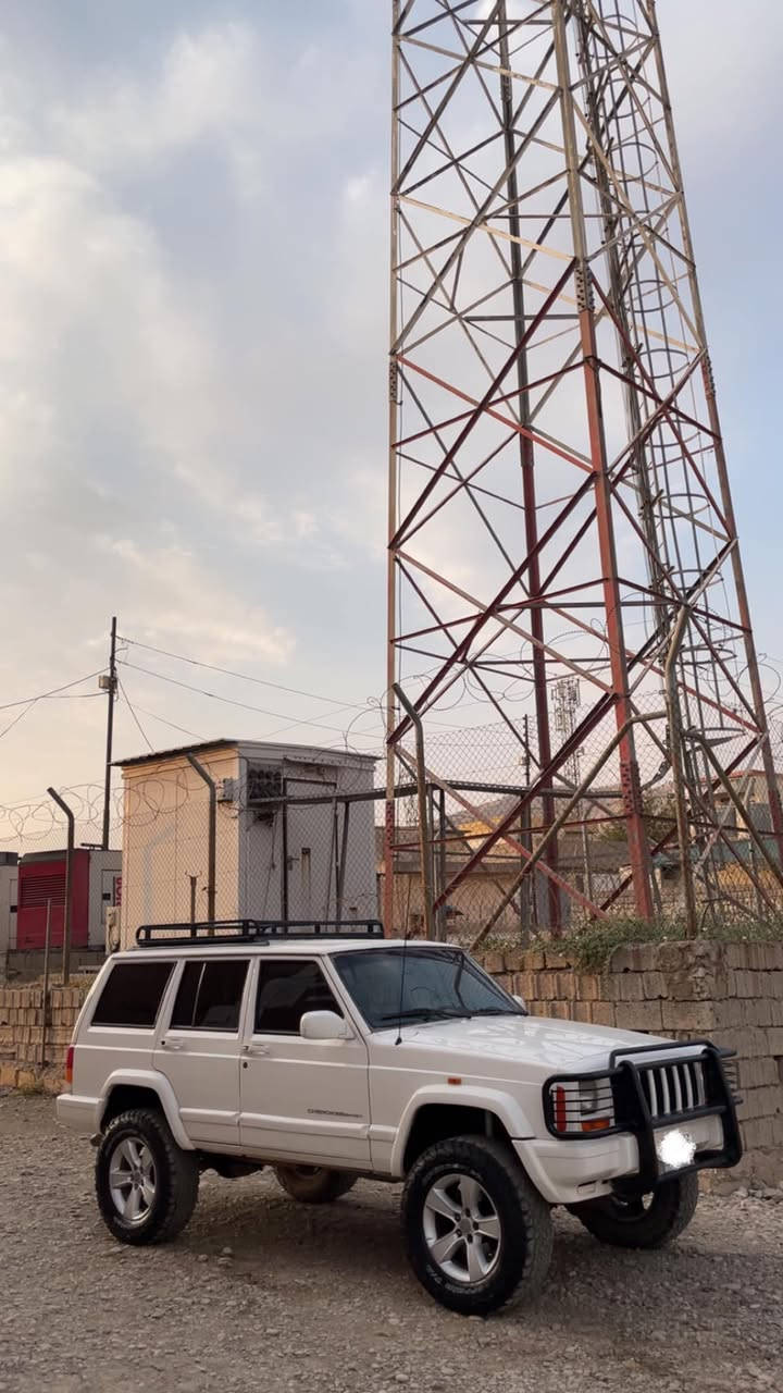 جيب شيرووكي ١٩٩٩سياره كه بئ ره قه مه ٨ساله لاي خؤ مه هيچ كئشه ي نيه مه كينه بطه ٣٠٠٠ گير عادي ٥نمره يه دبل اكسلي ئيش ده كاتن به س اكسلي دواوه ده نگي تيايه به س كئشه ي نيه مه زبوته سياره كه به خؤم بؤ جواني سبوغ عام كردوه بئ ده حمو لئدارن به  شرت سياره كه خاونه هيچ كشه نيه
 سياره كه له هه وليره سحري ٤٥ورقه 

*********** wats app
