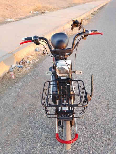 السلام عليكم دراجة شحن السعر 250 وبي مجال البيع  مكاني ناحيت قراچ فول مواصافات باتري 4 ليثيم حجم 14 سرعة 99 الموديل 2023 تصال علا هذا رقم ***********
