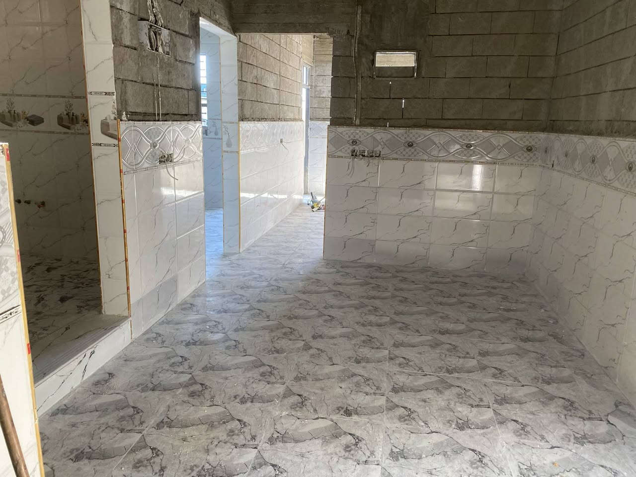 اصطه سيراميك متفرغ حاليا جدار وارضيه كوبنات عل متر ***********.  ***********
