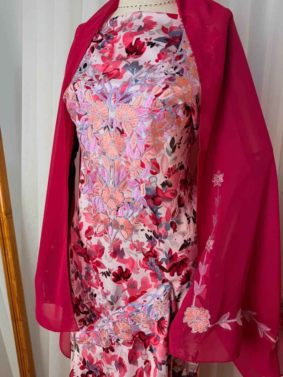 مخاوير من مسقط الى العراق حصرا
حرير هندي تطريز يدوي وكبس حراري
طول القطعه ٣ مترات ونص والردن ايضا مشغوله مع شال 
باقي القطع داخل الصفحة


**إذا كنت صاحب هذا الإعلان وتريد حذفه لأي سبب، رجاءا أرسل رسالة إلى الدعم الفني**