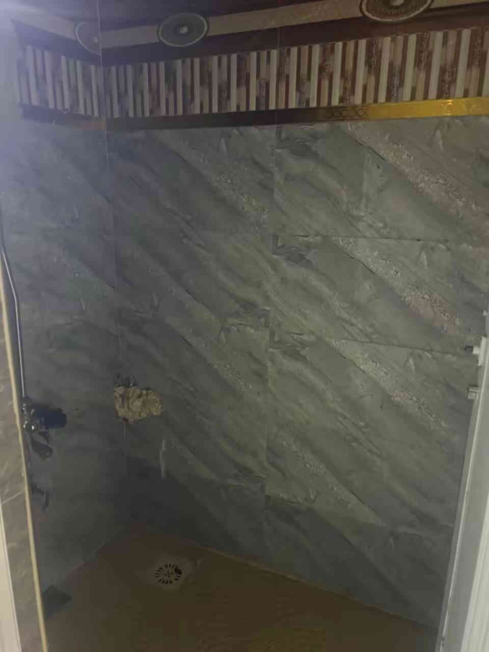 #مكتب_ابوسيف_للعقار_بيع_شراء_ايجار_تعقيب_هدم_تقييم
السلام عليكم 
يستمر مكتبنا بتوفير العروض الى زبائننا الكرام 

يعلن مكتبنا عن توفر مشتمل حديث مدخل واحد للبيع 
المساحة (٦٠) متر  
الواجهة (٣) متر 
النزال (٢٠) متر 
 يحتوي على ؛
الطابق الاول
كراج صغير واستقبال وحولي مطبخ وغرفة نوم وخدمات
الطابق الثاني 
غرفتين نوم وبيتونة وسطح

العنوان /الشعب @@@حي التجار @@خلف قاطع مديرية الشعب@@@

السعر (١٥٥ ) مليون وبي مجال

للاستفسار زيارة مكتبنا الكائن في ألشعب شارع الاسواق المركزية مقابل جامعة الامام الكاظم  
او الاتصال على الأرقام التالية؛
مكتب ابو سيف الساعدي 
***********
***********
او التواصل عبر البرامج التالية؛
ماسنجر واتساب
