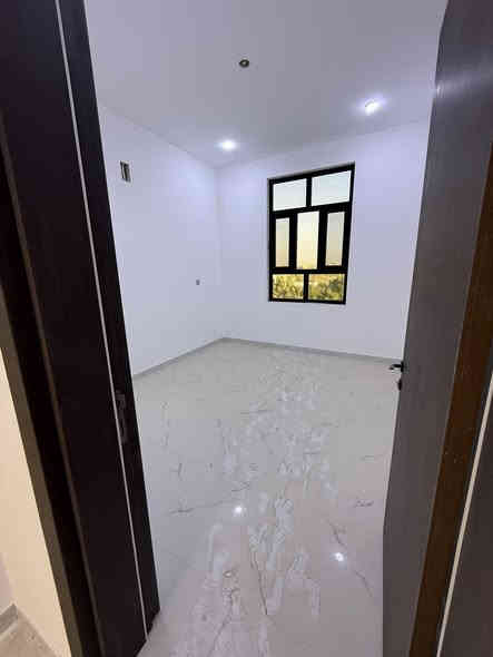 شقة للايجار داخل مجمع الضباط السكني تتكون الشقة من غرفتين نوم وحمام  ومطبخ 
الشقة بناء حديث 
الطابق الاول اجاره  600 الف 
طابق الثاني اجاره   500 الف 
الطابق الثالث اجاره  450 الف 
#رقم الهاتف # *********** 
موقع المجمع شارع المطار بغداد 
خلف جامعة المشرق ومستشفى حي الفرات
