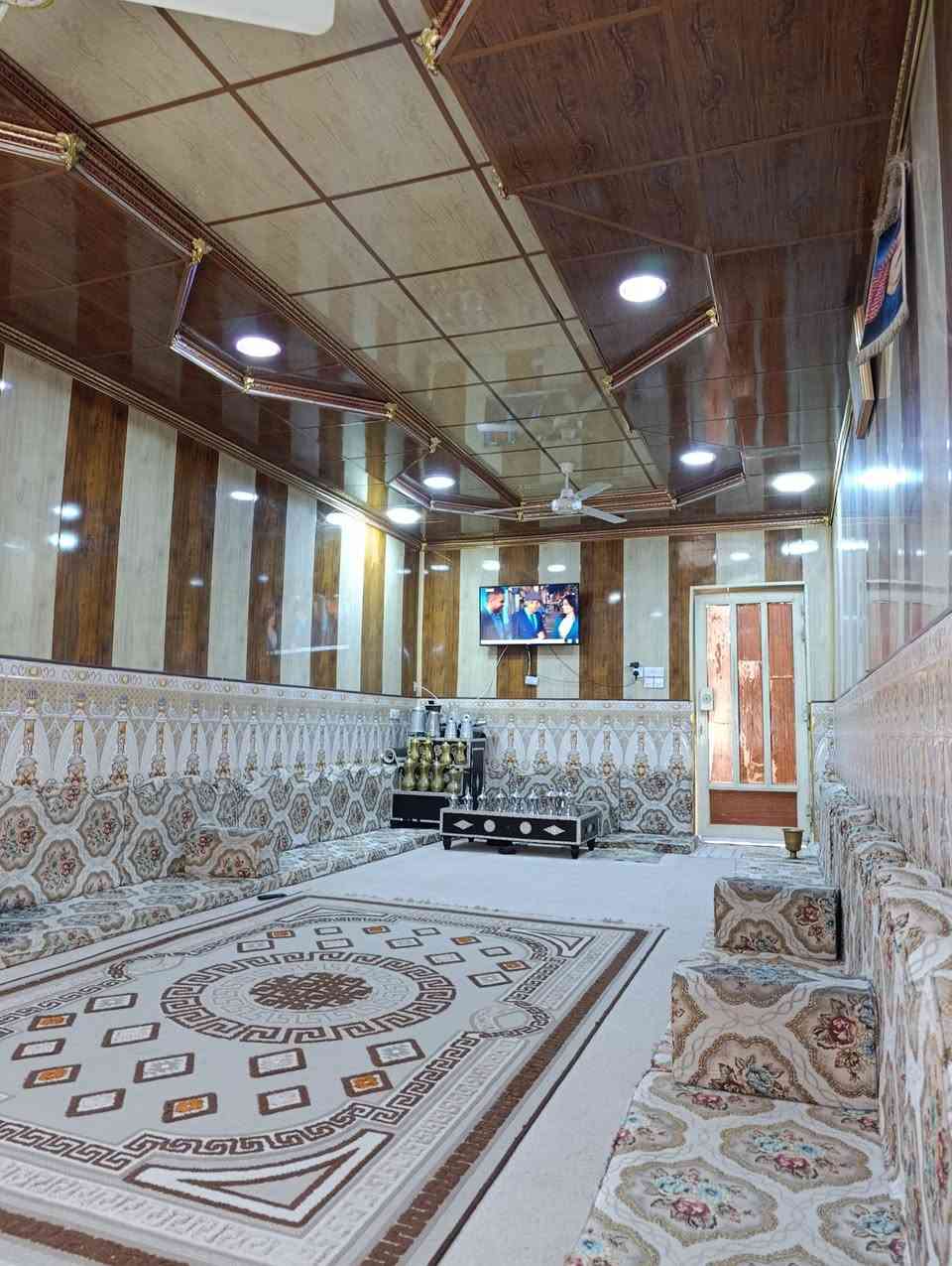 بيت زراعي للبيع مساحه ٣٠٠ على شارعين ركن/ ماء وكهرباء
البيت عكاده والسطح شغل مضبوط 
لايلون وحصو صب مضبوط مسلط
يحتوي على ه خمس غرف 
وديوان صاله ومطبخ 
البيت كله ارضيات بنسلايت ابيض 
والسقوف كله سقوف ثانويه 
بيت كبير ومرتب 
العنوان سفوان حي الامام صادق 
يكون الموقع بين مدرسة المدى الاهليه 
وقريب للجسر 
السعر ٤٨ وبيه مجال 
***********
