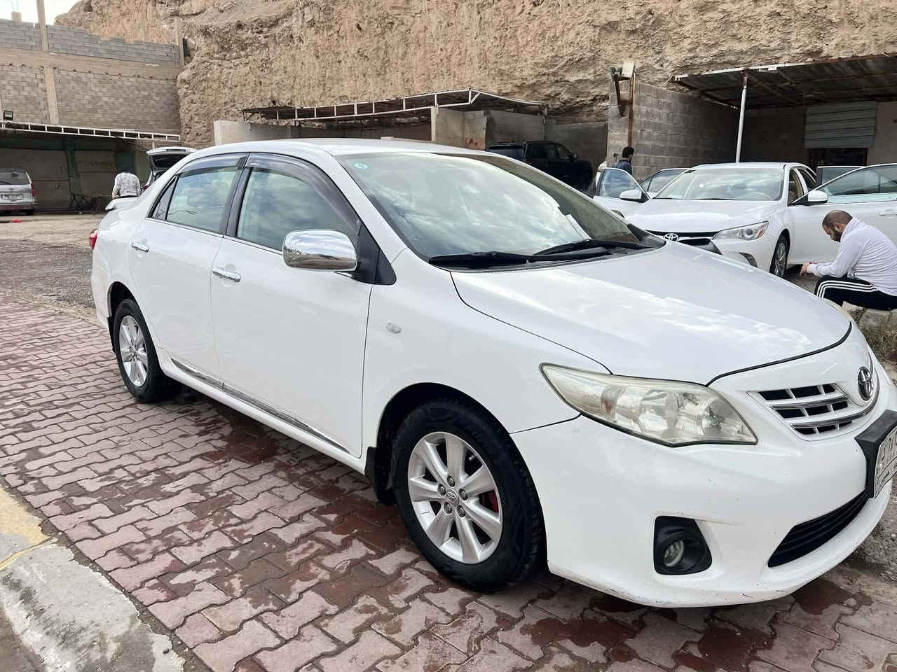 سلام وعليكم  لبيع كورلا ٢٠١١ خليجي شركة لعامة رقم بغداد بأسمي مكفول من صبغ وتبديل وبيها ملاحظات خفيفه محرك ١٨٠٠عنوان السياره الأنبار حديثة للبيع فقط بدون مراوس  للاتصال *********** السعر ١٣٠ وبيها مجال
