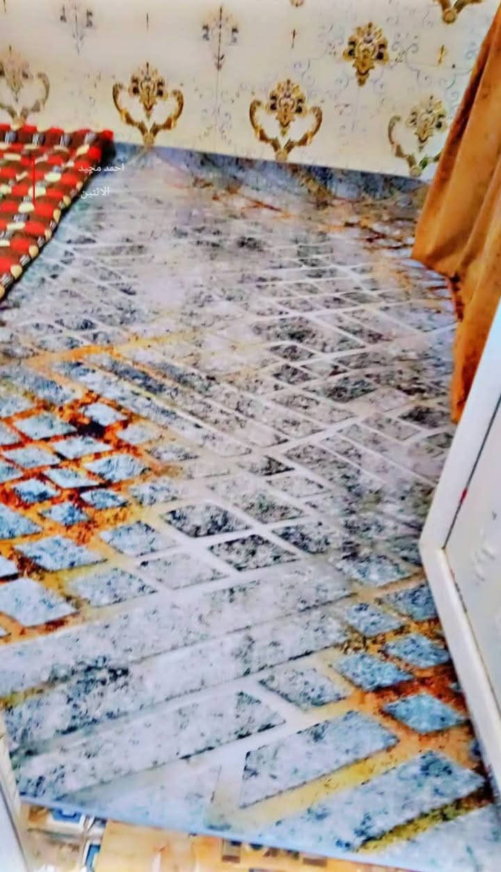 بيت لبيع مساحه 100متر العنوان تقاطع الملعب خلف نبهاني البيت يحتوي على تلث غرف صاله منور ترك السعر وتواصل علرقم ***********
