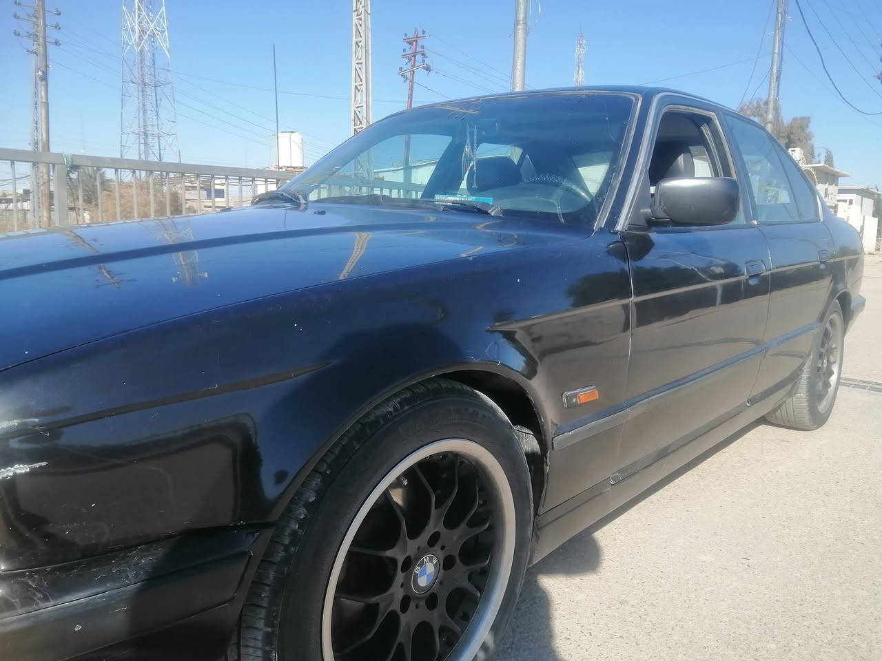 سلام عليكم .للبيع BMW.
موديل1990 .
حجم 525 اصل بجم عريض 
. مسكر فانوس
. مصبوغه جماليه .مواصفاتها معروفه   
حداديه امامي جديد 
 كهرباىيات كله بشرط 
جام 4 كهربائي 
ليت عالي زنون
تايرات جدد ويل كرن الغزال 
رقم السياره بغداد  تحويل
السعر/68 ورقه  والسوك بي كلشي 
مكان السياره/بابل الاسكندرية 
الرقم /***********‪
