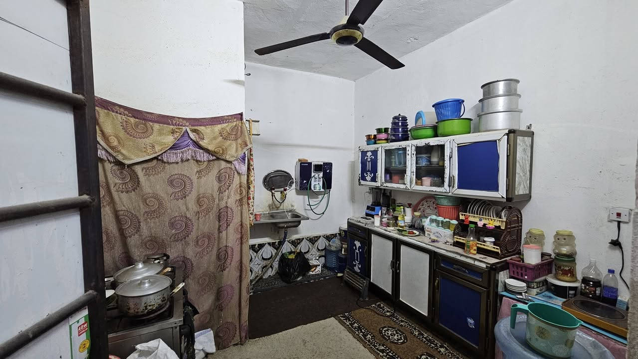 دار البيع في ميسان حي الزيوت مساحه 200متر رقم صاحب الدار ***********
