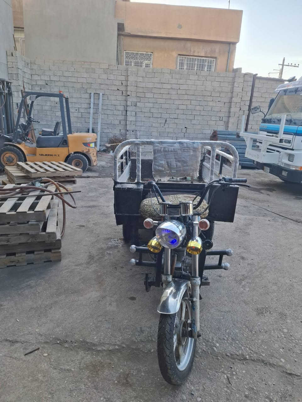 سلام عليكم ستوته لبيع شاصي ١٨ ولمحرك موديل ٢٣ ركبه شرط تخم تايرات جدد جوبلس كير اكسل كله شرط كهربيات كله شغال بريك عل طخه مانقصها برغي سعرها ٨٢٥ وبيها مجال حك الجيه شراي يخابر مكاني (كركوك)  ***********

