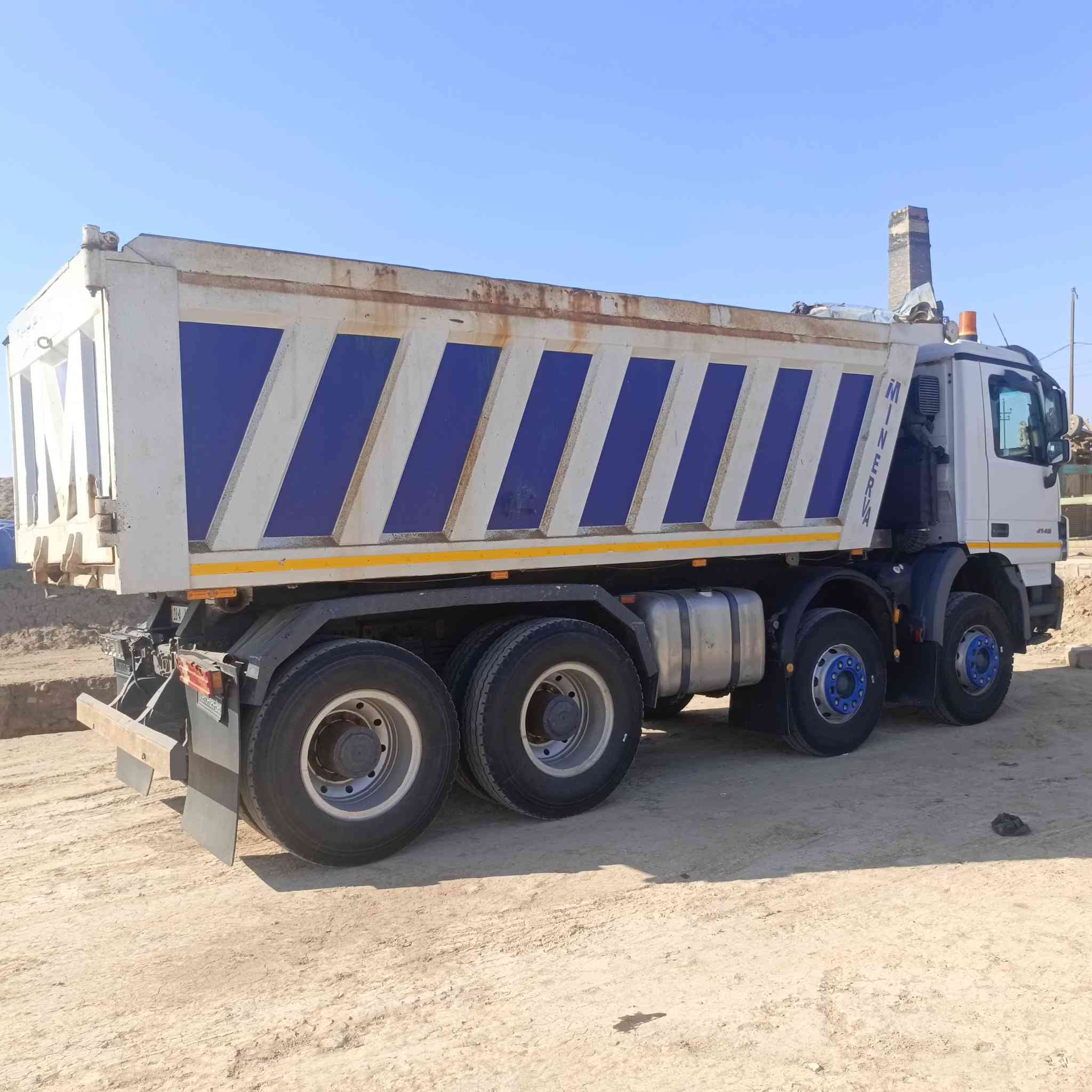 سلام عليكم اكتروز للبيع موديل ٢٠٠١ بسمي تحويل مباشر حجم ٤١٤٣ مكينه جديده كير جديد مجموعه، gf مسجله قاطره مقطوره ٣ لوحات تخم تاير سياره كبل للشغل للاستفسار ***********
