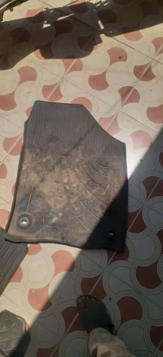 السلام عليكم سبير سيينا جديد ما مستخدم ولاستيكات كامله
سعر الاسبير 500دولار هوه والقاعده مالته
ولاستيكات100دولار
***********
