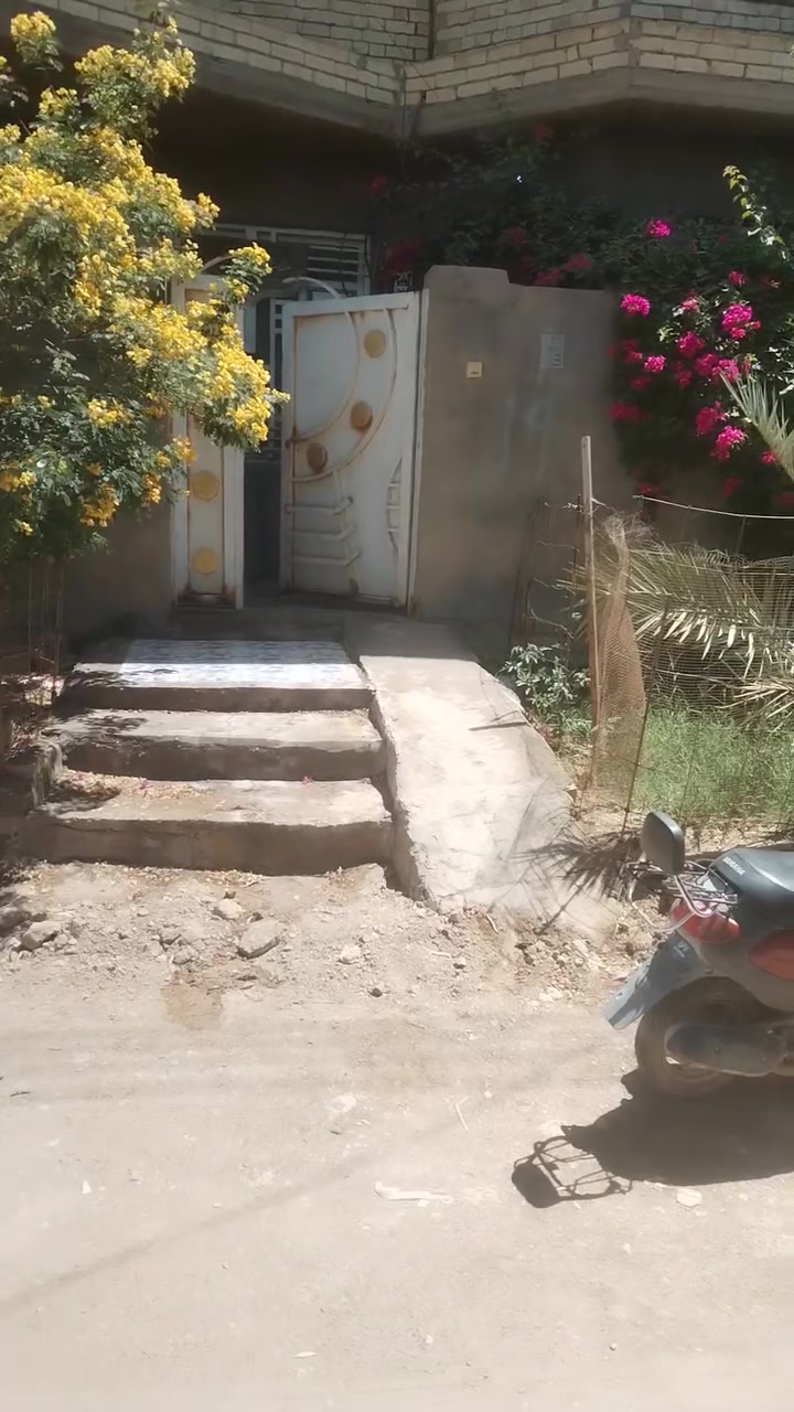 السلام عليكم. بيت للبيع المساحة ١٠٠ متر مربع طابقين بناء حديث درج خارجي طابوق نهروان صب مركزي الموقع حي الحوراء مقابل عامود ٣٦ نزلة الكاضي يبعد عن شارع بغداد ٦٠٠ متر طابو زراعي عقد ٢٥. الطابق الأول يحتوي على غرفة نوم وصالة واستقبال ومطبخ وصحيات عدد ٢ داخلي وخارجي و الطابق الثاني يحتوي على غرفة نوم وصالة وصحيات وسطح (محتاج انهاءات فقط ماسس كهرباء وبوب وشبابيك وسيراميك الصحيات كامل) السعر ٩٠ مليون وبيه مجال للتواصل ***********
