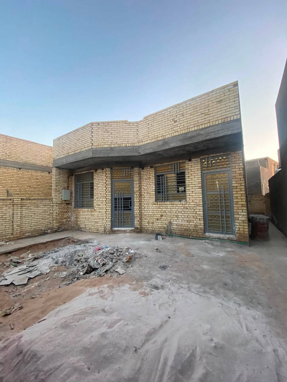 سلام عليكم بيت للبيع مساحة الارض 2015 مساحة البناء ١٥٠ متر موقع البيت نهاية الدوب البيت تستلمه كامل تريده هيج السعر 70 وبي مجال إذا كامل 
***********
