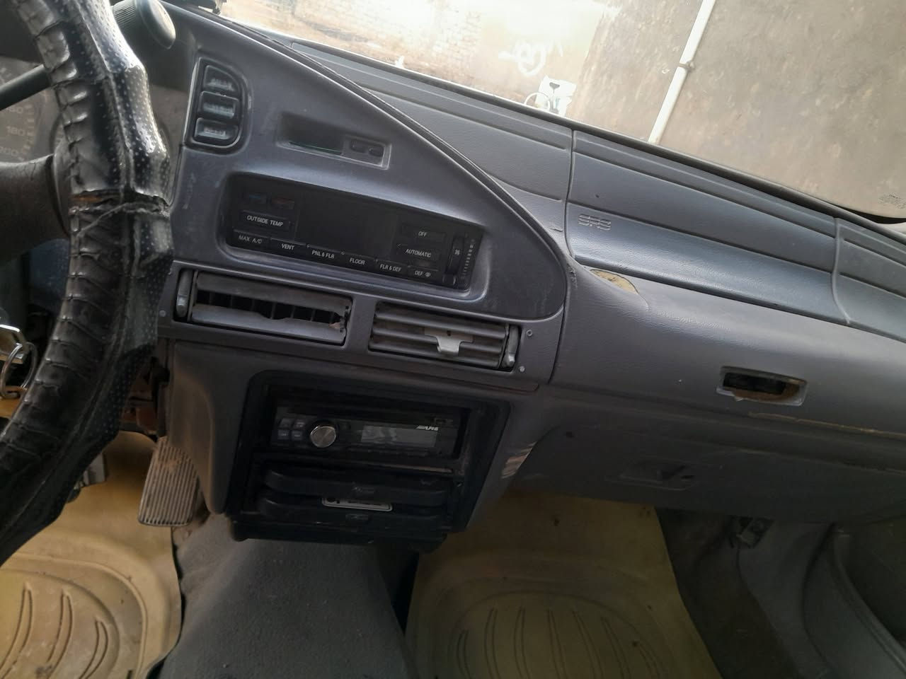 السلام عليكم سياره فورت امريكي محرك 1600رقم كربلاء مكان بابل الشوملي سعر 18وبيهه مجال بصيط سنويه صاقطه وليريدهه بي خير ويدلل ستفسار عل رقم ***********
