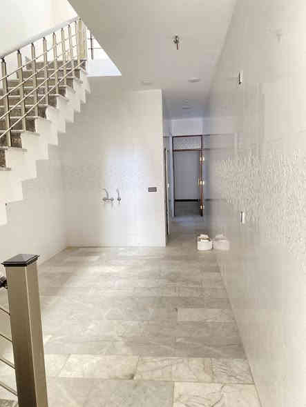 سلام عليكم مشتمل للبيع في الشعب حي التجار مقابيل كليه الامام الكاظم (عليه السلام ) بناء البيت 2025مساحه البيت 75م واجهه 3.75نزال 40 تفاصيل البيت طرمه صغير استقبال حوالي مطبخ منور خدمات 3غرف نوم للاستفسار مكتب الشعب للعقاري بإدارة حـسـيـن رقم الهاتف ***********
