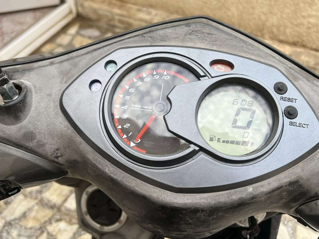 السلام عليكم 
سكنس فحل كابريتر الدراجه نظيفه وخير من الله كله شغاله 
كهربائيات 
سلف 
السعرة 700 وبيه مجال 
بغداد قرب بسمايه
***********
