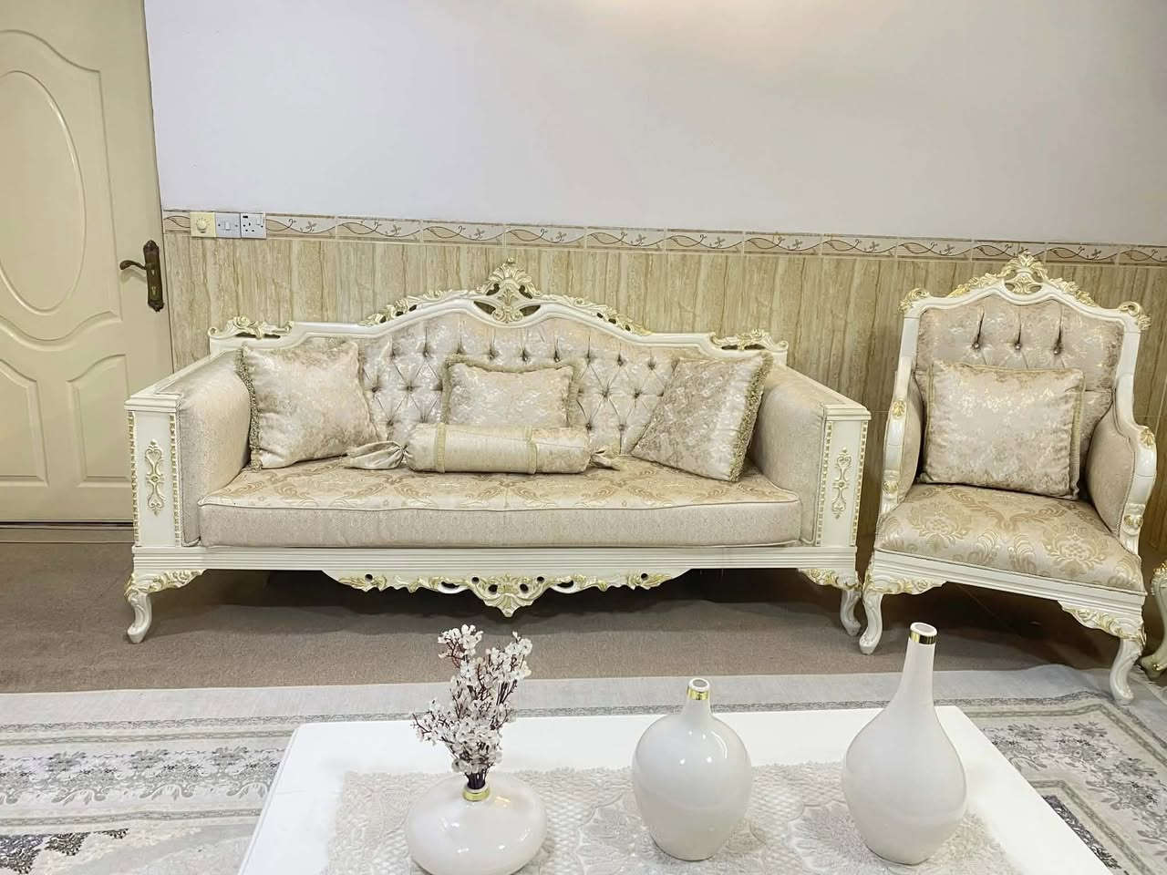 قەنەفەی ١٠ نەفەری کلاسیک
زۆر خاوێنە و زۆر زۆر کەم بەکارهاتووە
تاخم قەنەفە + مێزی تەلەفیزیۆن+  ٤ تەپڵە و مێزی ناو قەنەفە
١٢ وەرەقە و مەجال
ناونیشان: هەولێر
ژمارەی مۆبایل:***********
