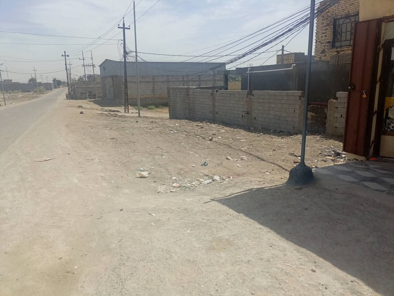 محلات للبيع  بس ارض الواحد الطول ٥ ول عرض ٤ يعني المحل ٢٠ متر نزلت الساده السيد جابر مقابيل العلوه مال المخضر


**إذا كنت صاحب هذا الإعلان وتريد حذفه لأي سبب، رجاءا أرسل رسالة إلى الدعم الفني**