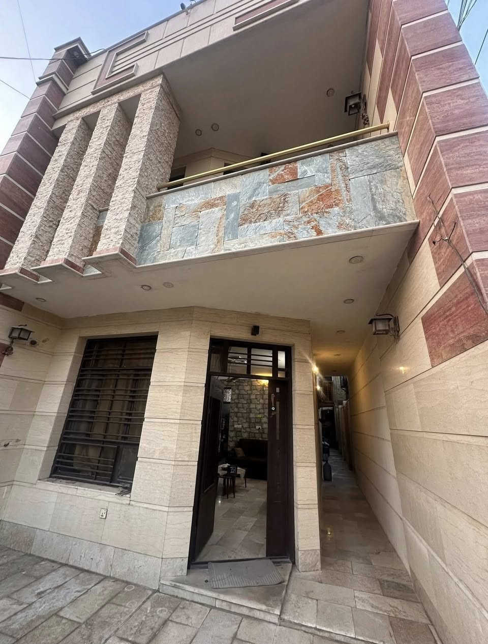 بيت 154م للبيع في منطقة حي البنوك / خلف شارع الكنيسة
محلة 319 بناء حديث
واجهـة 5٫85م* نزال 26٫5م
يحتوي على 
كراج 
الطابق الارضي 
مدخلين للبيت ( مدخل استقبال منفصل ) 
ومدخل ممر + مطبخ حار بارد
هول وجلسه + منور 
+ حمام كبير + غرفه نوم 
الطابق الاول 
3غرف نوم كبيره + حمام )
الطابق الثاني 
بيتونه كبيره تنفع مخزن + سطحين امامي وخلفي كبيرين 

للاستفسار الاتصال بالرقم او مراجعة مكتب الجوهرة للوساطة العقارية الكائن في شارع الكنيسة 
***********
