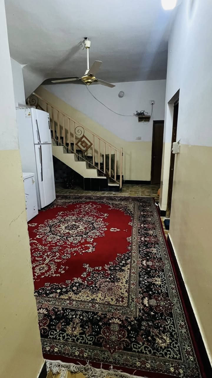 السلام عليكم
بيت للبيع المساحة 300 متر 
الواجهة 15
نزال 20 
يتكون من…
غرف نوم 3
استقبال 
هول 
صالة 
مطبخ 
غرفة ملابس 1.5x2
بيتونة 
صحيات داخلية 
صحيات خارجية 
حديقة 
الموقع /الفلوجة /حي المعتصم / قرب جامع الغركان 
للأستفسار :***********
