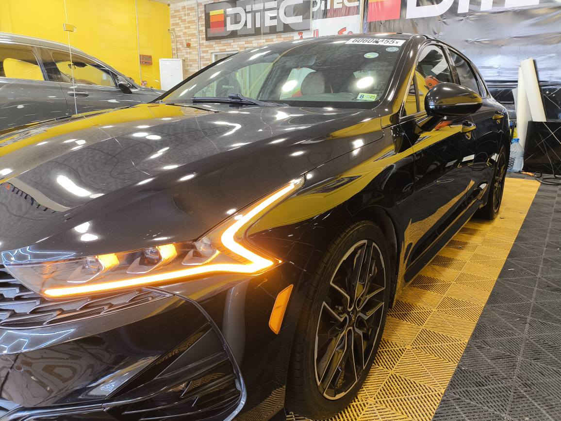 كي فايف جي تي 2500 توربو موديل 2023 
ماشية 71 الف مايل 
مكفولة من الصبغ و التبديل فقط دعامية خلفية نفس اللون اصلية 
فول مواصفات 1/1 أعلى فئة كاميرات محيطية و داخل مشمشي 
رقم اربيل بأسمي مكاني البصرة 
السعر 205 و بيها مجال جداً بسيط .
اي استفسار *********** البصرة, العراق
