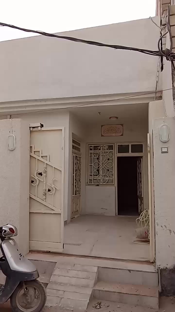 بيت في كربلاء يبعد عن الأمام كيلو متر المساحة 160م
طابق واحد يحتوي على غرفتين نوم وستقبال وصالة ومطبخ والصحيات طابو زراعي سند 25 من صاحب السند 
للأستفسار سيد احمد للتسويق العقاري ***********
