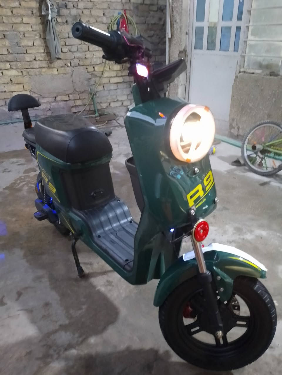 دراجه ار 9 فول مواصفات سعره 425 وبيه مجال تصال عل هاذا رقم ***********
