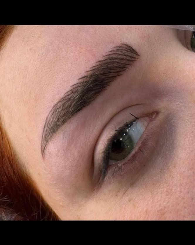 عروض رأس السنة🥳 قوه عروض بسنتر ليزان 🥳🥳بدت من اليوم 
تعالي دلّلي نفسج بجلسة جمال متكاملة من الرأس إلى القدم 🌸💆‍♀️ قسم البشرة:
✨ حف الحاجب – 5,000 د.ع
✨ تنظيف بشرة – 5,000 د.ع
✨ شمع – 5,000 د.ع
✨ هايدرو – 5,000 د.ع
✨ بدي كير ومنكير – 10,000 د.ع
✨ شيرة فول بدي – 30,000 د.ع

---

💇‍♀️ قسم الشعر:
💫 قص شعر – 5,000 د.ع
💫 صبغ جذر – 5,000 د.ع
💫 شسوار – 5,000 د.ع
💫 صبغ شعر وسط – 20,000 د.ع (الشعر الطويل غير مشمول)
💫 ميش شعر كامل – 25,000 د.ع
💫 خصل سليفون – الخصلة بـ 3,000 د.ع
💫 بروتين شعر – 25,000 د.ع
💫 معالج – 25,000 د.ع
💫 مسرح شعر حد الكتف – 60,000 د.ع
💫 حمورات – 25,000 د.ع

---

💅 قسم الأظافر والمكياج:
💖 أكرلك مع دزاين – 25,000 د.ع
💖 جلش إيد – 10,000 د.ع
💖 جلش قدم – 10,000 د.ع
💄 مكياج مرافقة – 40,000 د.ع
💄 مكياج خطوبة + بدلة – 75,000 د.ع
💄 مكياج حنة + بدلة – 100,000 د.ع
💄 مكياج عرس + بدلة – 150,000 د.ع

---

🎨 قسم التاتو والرموش:
🖋️ تاتو بلوك – 15,000 د.ع
🖋️ تاتو فايبروز – 15,000 د.ع
🖋️ تاتو سكس دي – 15,000 د.ع
🧴 إزالة تاتو – 25,000 د.ع
👁️ رموش طبيعية – 20,000 د.ع
👁️ رموش طرفية – 10,000 د.ع

---

📍 بغداد – الجديدة
شارع المسبح، مقابل جامع نطاقين
فوق صيدلية أيمن إياد وكوزمتك حسن

📞 للحجز والاستفسار:
*********** – ***********
