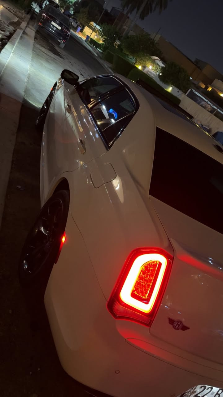 السلام وعليكم للبيع كرايسلر C300 خليجيه وكالة هارلم 
مكفوله كفاله عامه موديل 2023 
رقم اربيل 
الفئه S فول مواصفات معروفه 
الممشى 29000الف كيلو
ثلاث بصمات وياهه 
الموقع بغداد حي القادسيه 
السعر 385 ورقه وبيها مجال بسيط
***********
