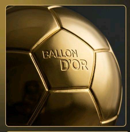 مجسم الكرة الذهبية (Ballon d'Or) الفاخر 
​عش شغف كرة القدم واقتنِ رمز التفوق الأسطوري! نقدم لكم مجسم "الكرة الذهبية" بتصميمه المذهل وتفاصيله الدقيقة، ليكون القطعة الأبرز في غرفتك، مكتبك، أو الهدية المثالية لعشاق الساحرة المستديرة. هذا المجسم ليس مجرد زينة، بل هو تحفة فنية تعكس روح الانتصار والبطولة.
​ أبرز مميزات المجسم:
​وزن ثقيل واحترافي: يتميز المجسم بـ وزن ثقيل يمنحه طابعاً احترافياً وقيمة عالية عند حمله، مما يجعله يحاكي شعور حمل الجوائز الحقيقية الفاخرة.
​طلاء ذهبي شديد اللمعان: يتمتع بلمسة ذهبية براقة وعاكسة للضوء بجودة استثنائية (كما يظهر بوضوح في الصور)، مما يضفي عليه مظهراً خاطفاً للأنظار.
​دقة في التفاصيل: تصميم الكرة يحمل تقطيعات سداسية مطابقة للواقع، مع نقش بارز وواضح لشعار "BALLON D'OR" على الواجهة.
​قاعدة فنية متينة: يستند المجسم على قاعدة صلبة ذات ملمس صخري ذهبي فريد، تزيد من ثباته وتضيف لمسة جمالية مضاعفة.
​لوحة إهداء مخصصة: تحتوي القاعدة على مساحة مستطيلة ناعمة وفارغة، وهي مثالية لحفر اسمك، اسم فريقك، أو كتابة إهداء خاص لشخص عزيز.
​الاستخدامات المثالية:
​هدية استثنائية: الخيار الأول والأفخم لأي شخص مهووس بكرة القدم (سواء كان لاعباً أو مشجعاً).
​ديكور فخم: يضيف طابعاً رياضياً أنيقاً عند وضعه على أرفف العرض، المكاتب، أو بجانب مقتنياتك الثمينة.
​جوائز البطولات: قطعة التتويج المثالية للبطولات المحلية، الدوريات الرمضانية، أو مسابقات البلايستيشن بين الأصدقاء.
السعر المذهل:
​احصل على هذه التحفة الفنية بسعر تنافسي جداً:
18,000 فقط!
​اطلبها الآن وتوج نفسك أو من تحب بأعرق جوائز كرة القدم!