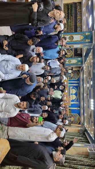 الاسم فاطمة بنت حزام بن خالد بن ربيعة الكلابية

اللقب أم البنين

النسب من قبيلة بني كلاب المشهورة بالشجاعة والفصاحة

الوفاة سنة 64 هـ ودفنت في البقيع

كانت السيدة أم البنين عليها السلام زوجة أمير المؤمنين علي بن أبي طالب عليه السلام بعد استشهاد السيدة فاطمة الزهراء عليها السلام وقد أنجبت أربعة من أشجع رجال بني هاشم العباس وعبدالله وجعفر وعثمان الذين استشهدوا جميعا مع الإمام الحسين عليه السلام في كربلاء سنة 61 هـ

⭐ سبب تسميتها بأم البنين

لقبت بأم البنين لأنها أنجبت أربعة بنين كانوا قوة وسندا وولاء فغلب اللقب عليها وصار عنوانا لجهادها وعطائها

⭐ مكانتها عند أهل البيت عليهم السلام

كانت وفية للزهراء عليها السلام وأبنائها حتى طلبت ألا تُدعى باسم فاطمة لئلا يحزن الحسن والحسين عليهما السلام وربَّت أبناءها على النصرة المطلقة للإمام الحسين عليه السلام وقالت لهم كونوا درعا للحسين وذودوا عنه

وحين بلغها خبر استشهادهم قالت أخبروني عن الحسين فلما علمت باستشهاده صاحت وا ولداه حسيناه فأصبحت رمزا للوفاء والصبر حتى لُقّبت بأم الوفاء وأم المصائب

⭐ صفاتها وسيرتها

العبادة والزهد

الكرم وحسن الخلق

الحكمة والصبر على البلاء

إقامة مجالس العزاء مواساةً للناس

ولها زيارة معروفة يتبرك بها المؤمنون

ووصفها المؤرخون بأنها فصيحة عاقلة شريفة النسب عالية المقام

⭐ نصوص تاريخية

قال ابن الأثير في أسد الغابة

فاطمة بنت حزام بن خالد بن ربيعة وكانت فصيحة عاقلة من أكرم العرب

وقال المجلسي في بحار الأنوار

أم البنين ولدت لعلي بن أبي طالب العباس وإخوته الثلاثة وكانوا كلهم مع الحسين يوم الطف

⭐ دعوة للانضمام إلى مدارس الشريف الرضي

يسر مدارس الشريف الرضي أن تستقبل الراغبين في التسجيل من كلا الجنسين و بدون شرط العمر أو التحصيل الدراسي

وذلك تحت إشراف سماحة السيد غالي الموسوي الشرع المشرف العام لمدارس الشريف الرضي في العراق وأنحاء العالم

للاستفسار والتسجيل يرجى الاتصال على الرقم

***********

#مدارس_الشريف_الرضي

#السيد_غالي_الموسوي

#جيل_العلم

#التربية_الواعية

#العراق

#العالم
