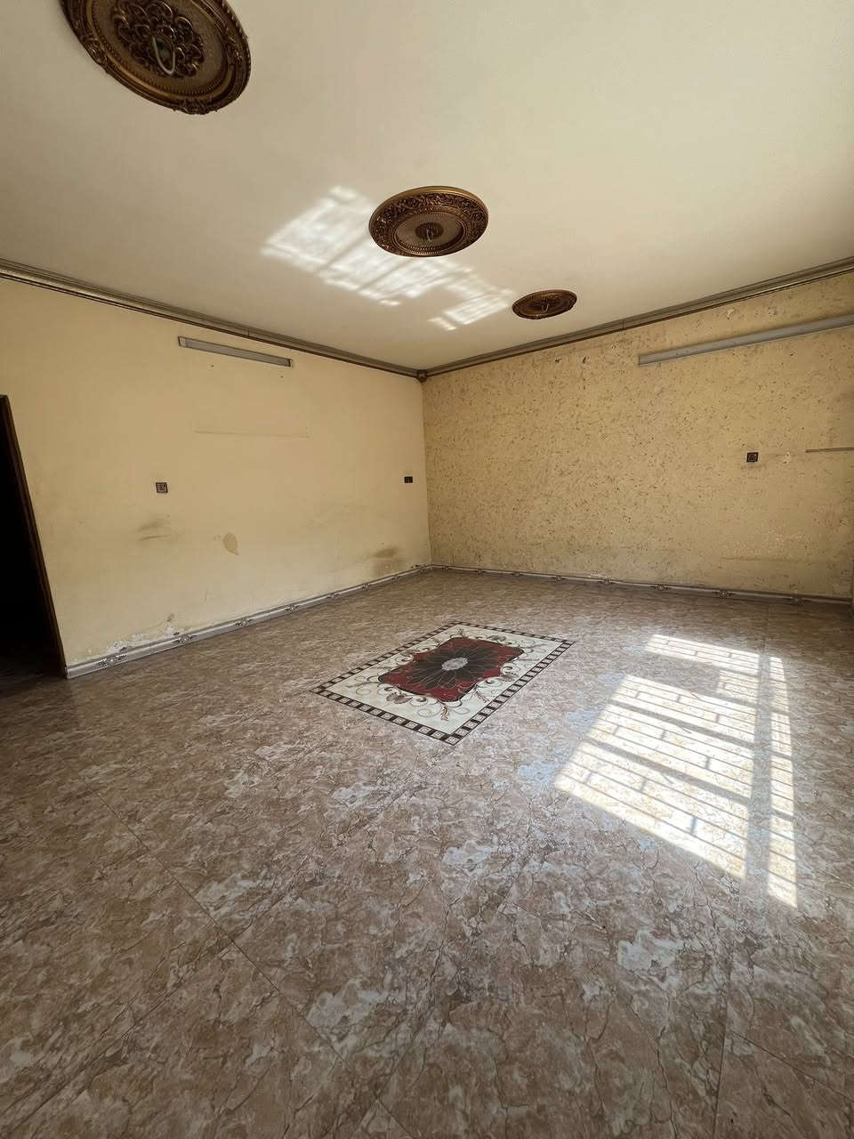 السلام عليكم بيت مساحه 200 متر الايجار 4 غرفه نوم واستبقال ومطبخ وخدمات فوك وجوه ابودشير شارع الضغط قرب حسينه الكلاظمين يجار 600
***********
