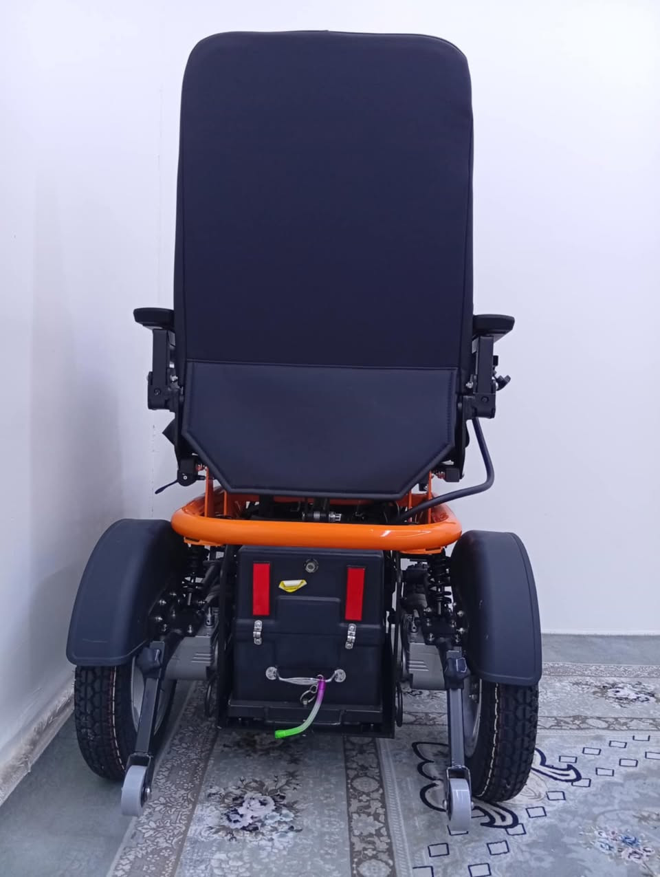 للبيع: كرسي كهربائي لذوي الاحتياجات الخاصة (حجم كبير)
​يتميز هذا الكرسي بمتانة عالية ومواصفات ممتازة، وهو بحالة الوكالة:
​قوة التحمل: تصميم متين يتحمل أوزانًا ثقيلة تصل إلى 200 كغم.
​نظام الطاقة: مزود ببطاريتين كبيرتين (دبل باتري) لأداء قوي يدوم طويلًا.
​الأمان: يحتوي على حزام أمان للمقعد لضمان سلامة المستخدم.
​الحالة: الجهاز جديد تماماً (لوگ)، تم شراؤه منذ 30 يوماً فقط ولم يُستخدم أبداً، ولم يتم وضعه في الشحن حتى الآن.
​ملاحظة للمشتري: يجب شحن الكرسي لمدة 6 ساعات متواصلة قبل الاستخدام الأول.
​السعر: مناسب جداً ومغري.
للتواصل: يرجى إرسال رسالة خاصة للمزيد من التفاصيل


**إذا كنت صاحب هذا الإعلان وتريد حذفه لأي سبب، رجاءا أرسل رسالة إلى الدعم الفني**