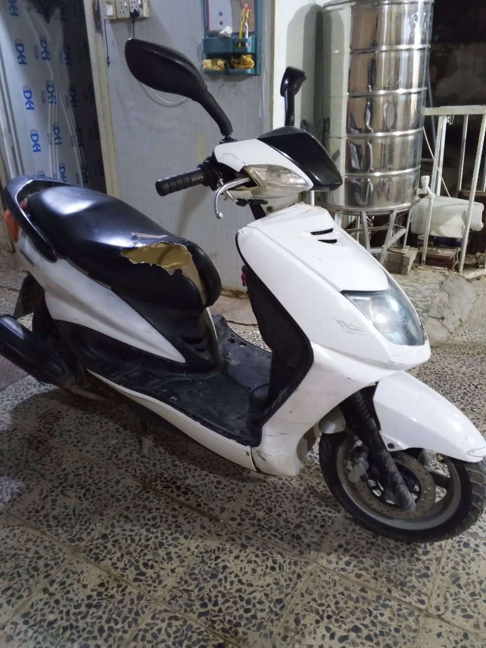 دراجه سكنس نثية 110 ياباني للبيع دراجه نكرة سلف بأي وقت كهربائيات كامله شغالات مابيها اي شي
الدراجه قبل ساعه  بدلت الكابريتر مالتها كامت اذب عندي دخان بيضة تبين فقط من تخلي الضوه جوة الصالنصة ومن تقفل سكليتر بيها اذب دخان مو قوي ضعيف //المكان بغداد حسينيه الراشدية///للتواصل : *********** أو مازنجر متواجد  
 ///السعر 275 الف وبيها مجال قليل
