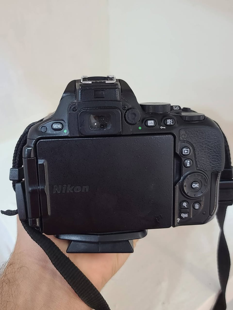 كامرا نيكون d5500 
شاشه لمس قلاب 
بيها Wi Fi 
دقتها ٢٤ 
نضيفة مع عدستها الاصلية ١٨_٥٥ مع جميع ملحقاتها الاصلية كامله حتا الكارتونه  وشاحنه وحزام وكيبلات 
كامرا نضيفة وخالية من العطل او الخلل  
مكاني بغداد البلديات وما عندي توصيل رقمي ***********
