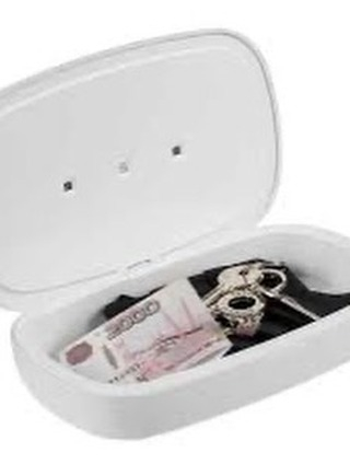 هذا الجهاز هو "quiQlean" من شركة Indivo، وهو عبارة عن معقم بالأشعة فوق البنفسجية (UV). بناءً على ما هو مكتوب على العبوة، إليك أهم مميزاته:
المميزات الأساسية:
• تعقيم فعال: يستخدم الأشعة فوق البنفسجية (UV-C) للقضاء على 99% من البكتيريا والفيروسات.
• سرعة التعقيم: الجهاز مصمم لتعقيم الأشياء (مثل الهواتف، المفاتيح، أو الأقنعة) خلال 5 دقائق فقط.
• نظام أمان ذكي: يحتوي على مستشعر خاص يقوم بإيقاف الأشعة تلقائياً عند فتح الغطاء، وذلك لحماية العين والجلد من التعرض المباشر للأشعة البنفسجية.
• تصميم مدمج وعملي: حجمه مناسب لوضعه في المكتب أو المنزل لتعقيم الأدوات الشخصية الصغيرة والمتكررة الاستخدام.
معلومات إضافية (من الرموز الموجودة):
1. الأيقونة العلوية اليسرى: تؤكد استخدام تقنية الأشعة فوق البنفسجية (UV).
2. أيقونة العين: تشير إلى حساس الأمان لإغلاق الضوء عند الفتح.
3. أيقونة الساعة: تشير إلى دورة التعقيم السريعة (5 دقائق).
4. أيقونة الجراثيم: تشير إلى الفعالية في القتل البيولوجي للميكروبات.
نصيحة سريعة: تأكد دائماً من أن الأغراض التي تضعها بداخله جافة وغير مغطاة بطبقات سميكة من الأوساخ لضمان وصول الأشعة إلى كامل السطح.


**إذا كنت صاحب هذا الإعلان وتريد حذفه لأي سبب، رجاءا أرسل رسالة إلى الدعم الفني**