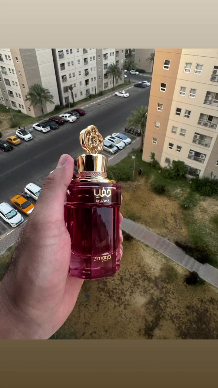 Khafaya Pink Zimaya 
عطر زهري للنساء . Khafaya 

. 
إفتتاحية العطر الفانيليا, البرغموت و الكمثري; قلب العطر الياسمين, مسك الروم الهندي و البرتقال; قاعدة العطر تتكون من المسك, نجيل الهند و الأمبروكسان.


**إذا كنت صاحب هذا الإعلان وتريد حذفه لأي سبب، رجاءا أرسل رسالة إلى الدعم الفني**