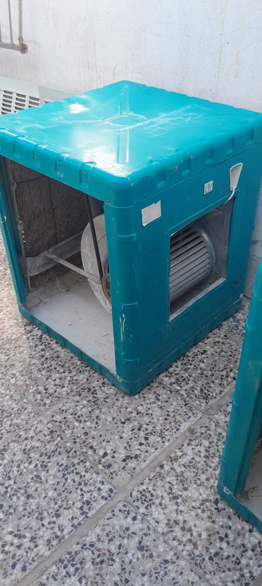 مبردات عدد ٢ ماطور سرعتين باب بلاستك نظيفات كلش مابيهن زنجار مستعملات قليل واني صبغت الحوض حتى ما يصير بيه املاح وزنجار  وحدة نقص واتربم وحدة نقص واتربم وقايش سعرهن ١٢٥ الف وماطور سرعتين نظيف كلش سعره ٢٥ الف نهايته بغداد ***********
