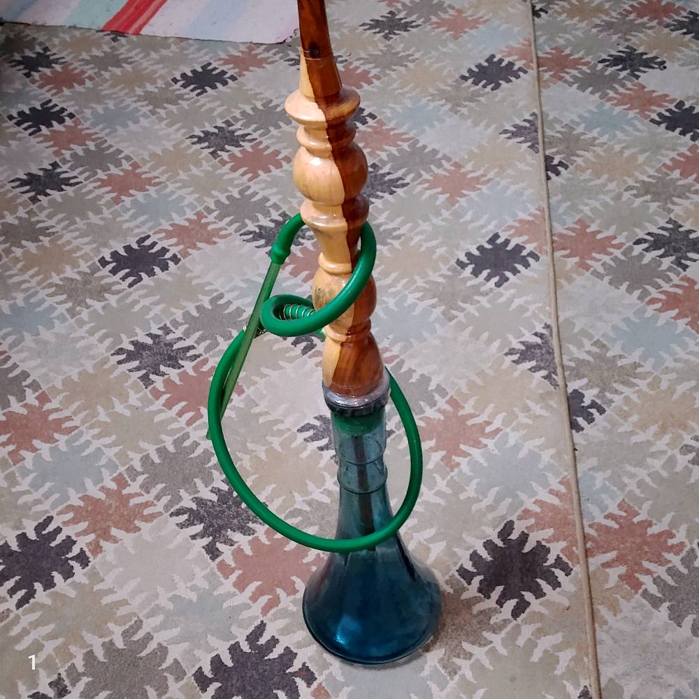 نركيلة بحالة جيدة معقدة مع خرطوم لون أخضر وقاعدة زجاجية شفافة. ممتازة للجلسات المنزلية والمناسبات. قاعدة ثابتة وسهلة التنظيف.