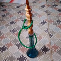 نركيلة بحالة جيدة معقدة مع خرطوم لون أخضر وقاعدة زجاجية شفافة. ممتازة ...
