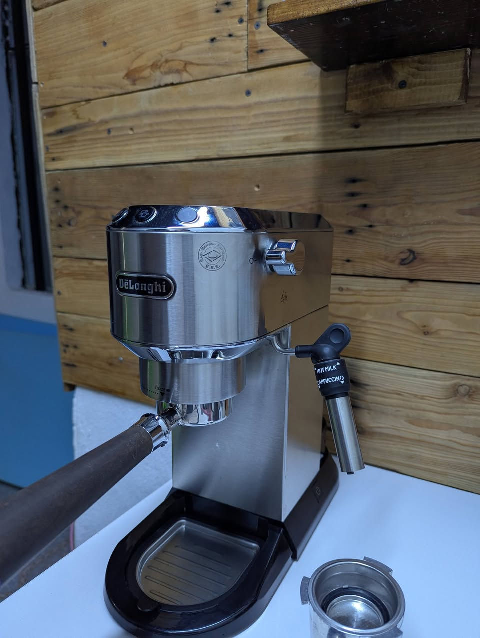 للبيع ماكينة قهوة De'Longhi Dedica ec685 بحالة ممتازة وشغالة تمام.
​المواصفات والملحقات:
​البورتافلتر الأصلي: موجود مع الماكينة.
​بورتافلتر مكشوف (Bottomless): مرفق إضافي لاستخلاص احترافي وشكل كريمي أفضل.
​الحالة: الماكينة نظيفة جداً، خزان المياه كان فيه كسر وتم إصلاحه بالكامل (شغال 100% بدون أي تسريب).
​السعر: مناسب جداً وقابل للتفاوض.
للتواصل والاستفسار: خاص


**إذا كنت صاحب هذا الإعلان وتريد حذفه لأي سبب، رجاءا أرسل رسالة إلى الدعم الفني**
