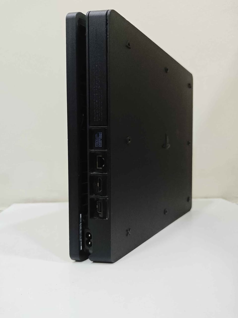 بلي 4 سلم 
نضيف مامفتوح بي بس مشكلة بقارء الأقراص ويا ملحقاتة واير تشغيل و كيبل HDMI اكثر من 6 متر و يدة جديدة 
مكاني النجف 
للتواصل :*********** وبي واتساب النجف, العراق
