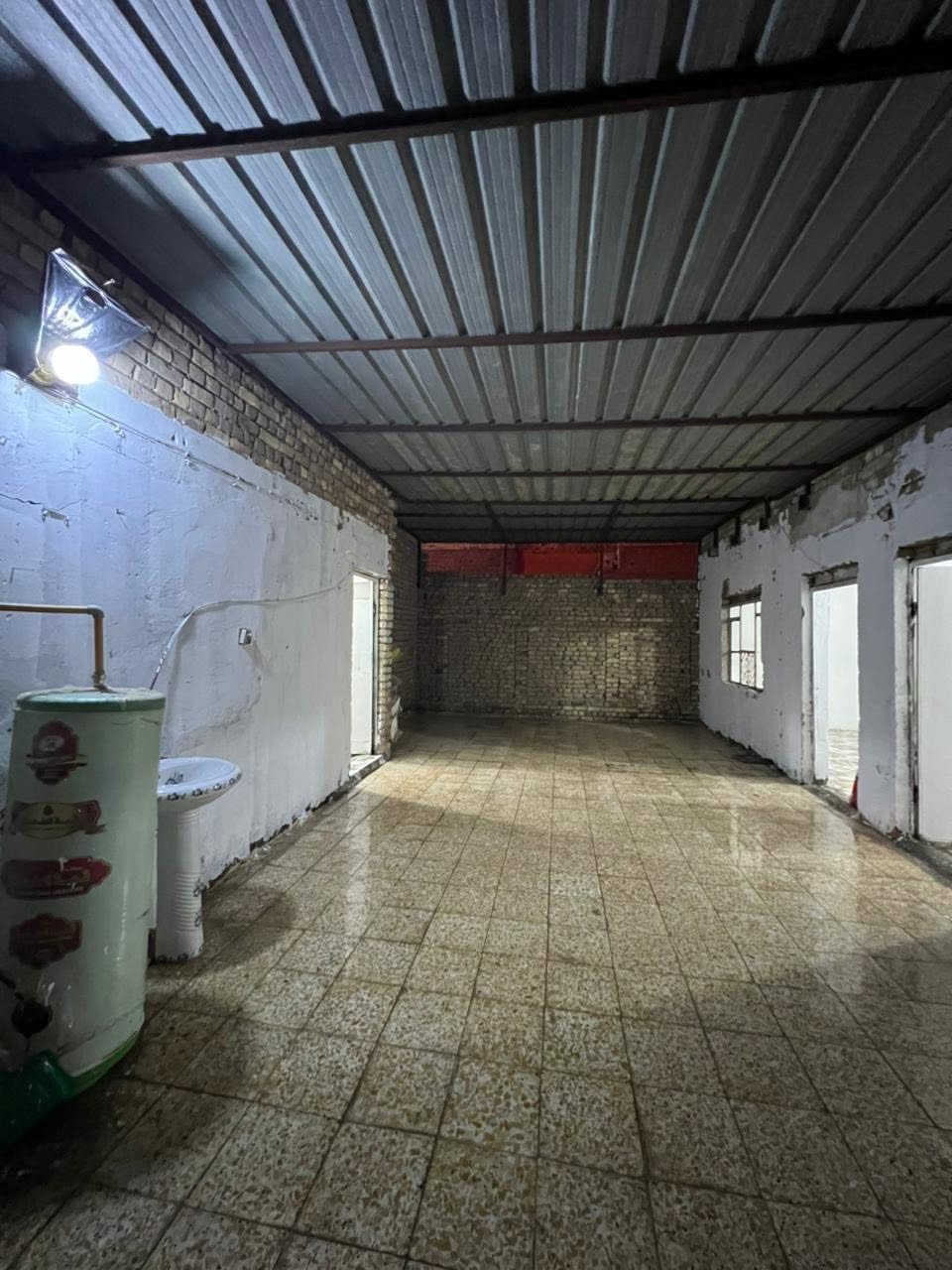 سلام عليكم يوجد لدينا بيت المساحه ٢٠٠ م بي غرفتين نوم وصاله وستقبال ومطبخ بيت نضيف قاط ثاني العنوان حي الوحده قرب موسسه مالك لاشتر علا سايدين سعر يجاره ٢٠٠ الف قفله @@ ستفسار ***********
