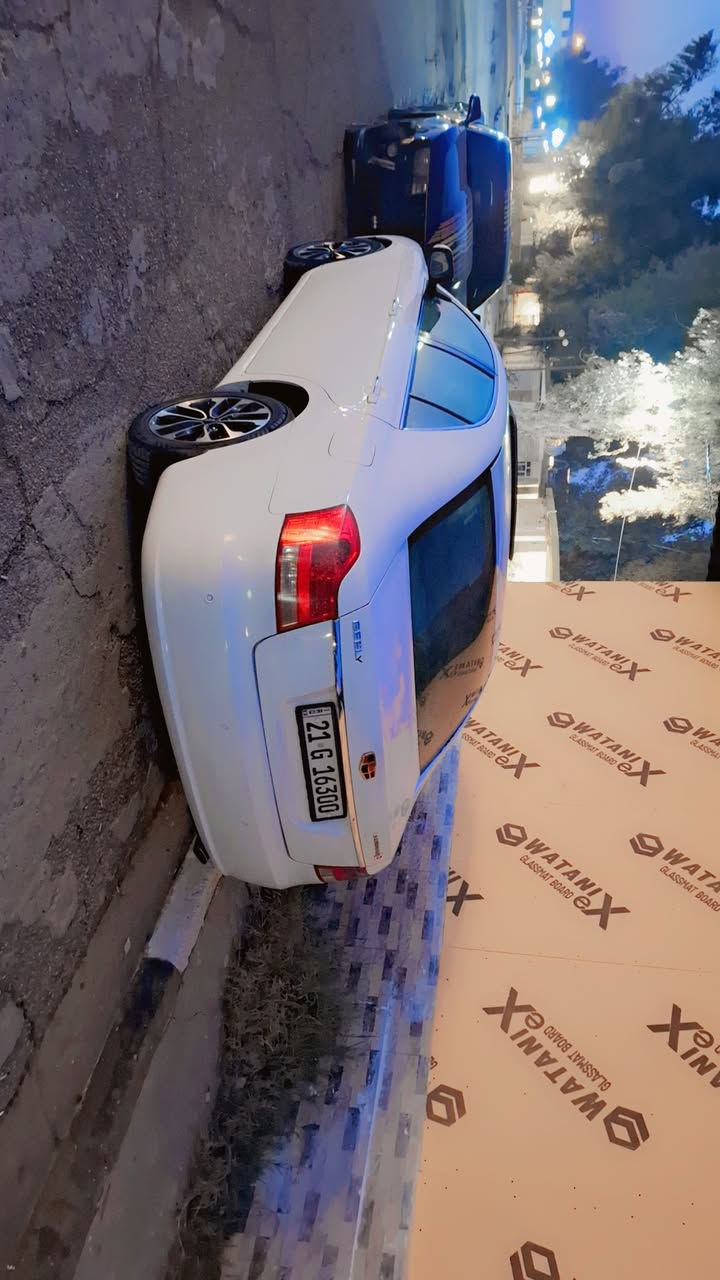 جيلي امكراند S8 موديل 2013  رقم سليمانيه جديد حجم كبير محرك حجم 2400 مواصفات سلايت حساسات بردات كهربائي كله شغاله تبريد تدفئة بلادى داخل اصفر جلد تبريد قتعتين شاشة ايباد كامرا سيارة بيه قطعتين بونيد وجاملغ أمامي رش بدون دواخل
ترهم مراوس وترهم بيع للاستفسار رقم الهاتف ***********
