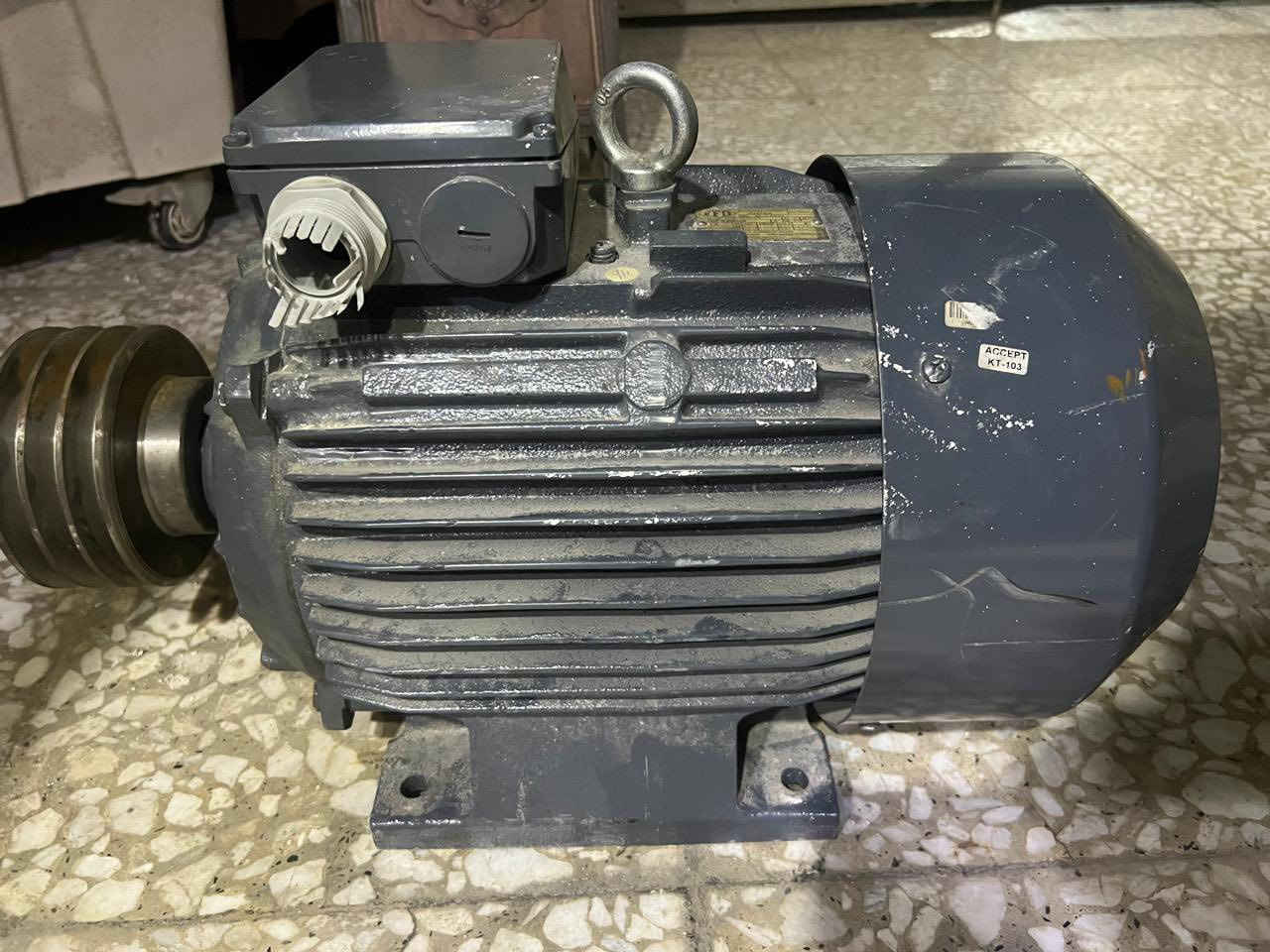 السلام عليكم.
اخوان هذا الماطور للبيع اتوقع 15 او 12 حصان ما اعرف بيهن 
وما اعرف بسعارهن الماطور اخو الجديد  وبلادي ما ملفوف 
***********
