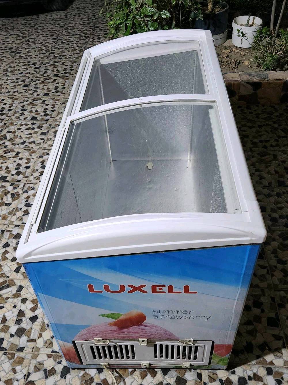 عارضة لوكسيل السعر ٢٠٠ الف 
نظافة جيدة جدا تفيد لاهل المحلات وحتى للبيت 
بعدها بلادية ما مفتوح منها اي شي